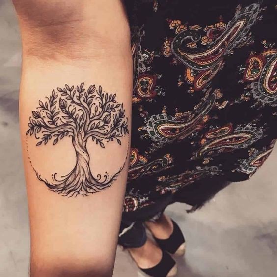 Tatouage arbre généalogique : 42 Idées & Significations 30