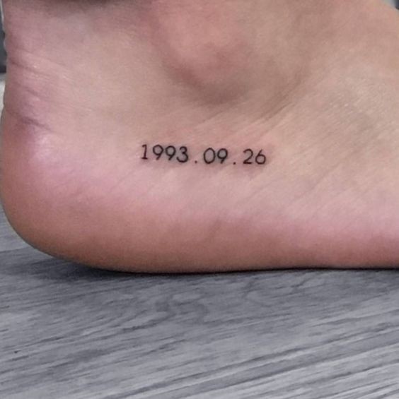 32 Tatouages date de naissance discrets & originaux 14