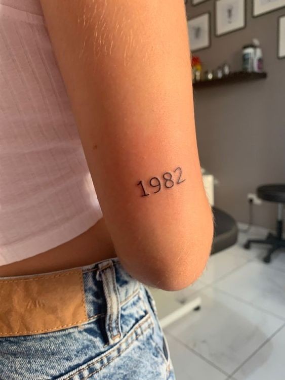 32 Tatouages date de naissance discrets & originaux 31