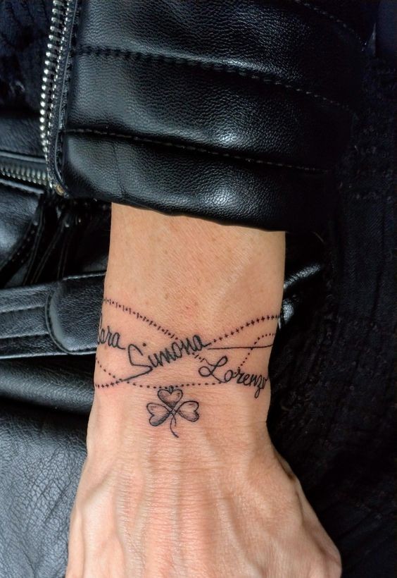 Les 17 meilleurs tatouages de prénoms pour le poignet 14