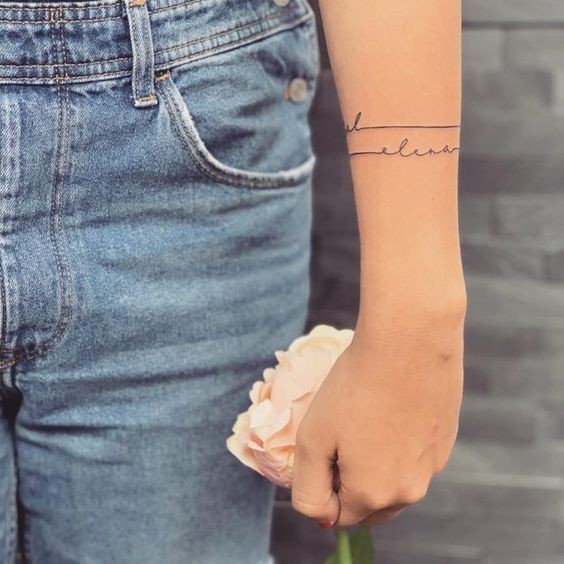 Les 17 meilleurs tatouages de prénoms pour le poignet 7