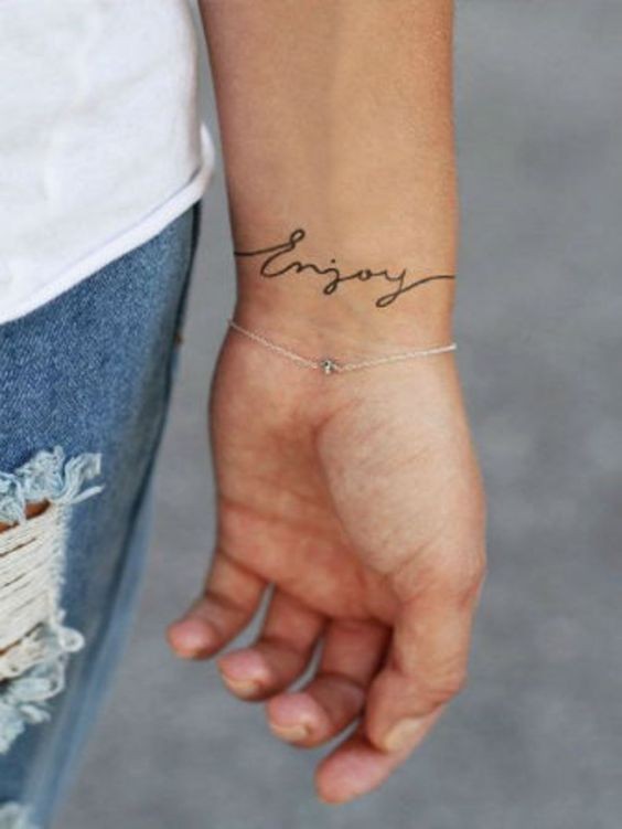 Les 17 meilleurs tatouages de prénoms pour le poignet 8