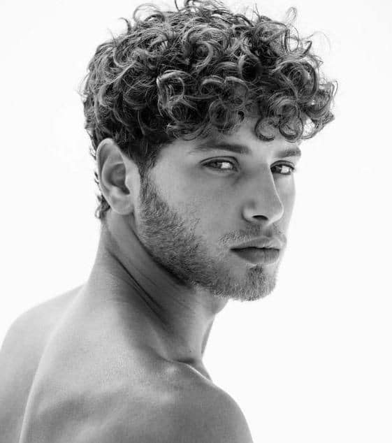 25 coupes de cheveux bouclés pour hommes 13