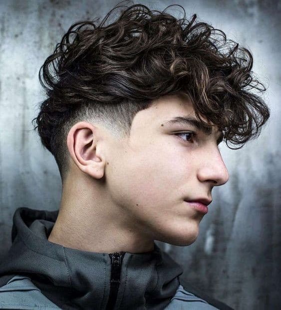 25 coupes de cheveux bouclés pour hommes 17