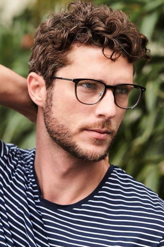 25 coupes de cheveux bouclés pour hommes 18