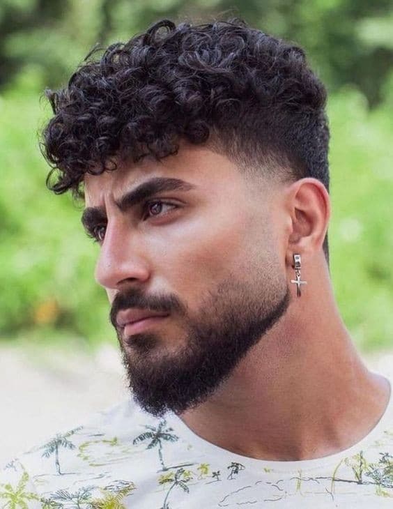 25 coupes de cheveux bouclés pour hommes 21