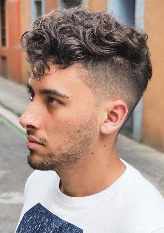 25 coupes de cheveux bouclés pour hommes 22