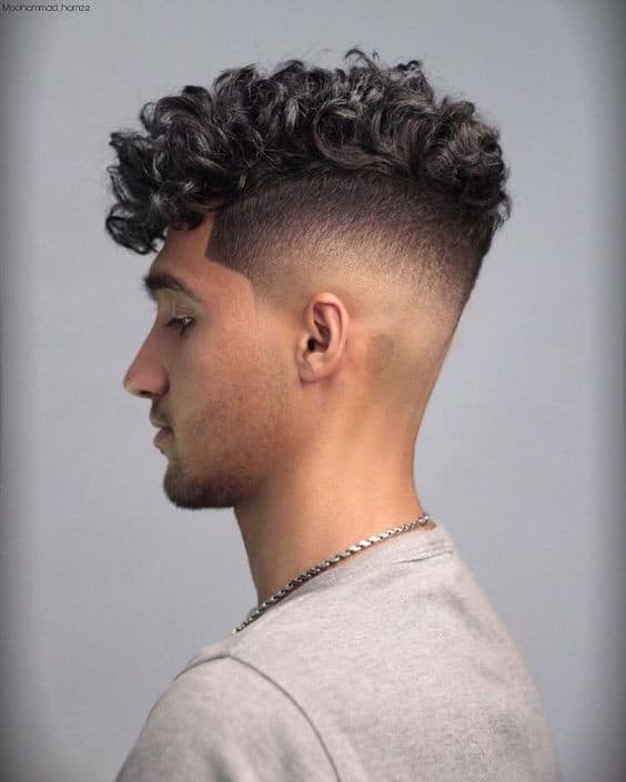 25 coupes de cheveux bouclés pour hommes 24