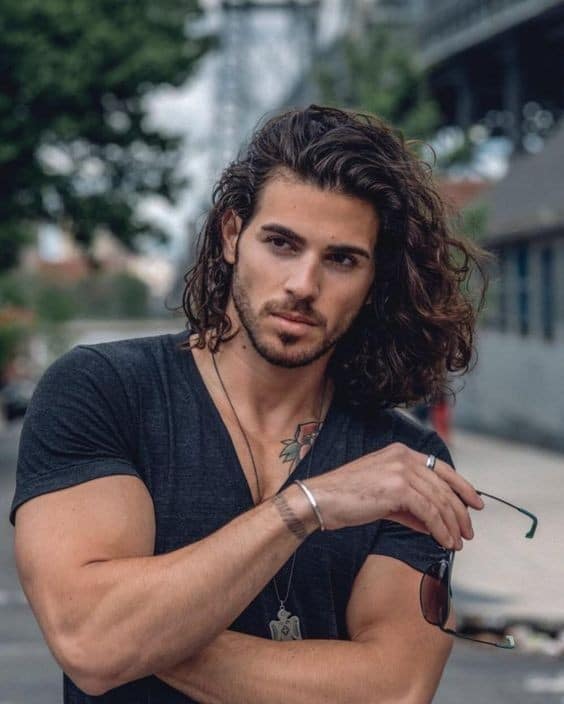 25 coupes de cheveux bouclés pour hommes 25