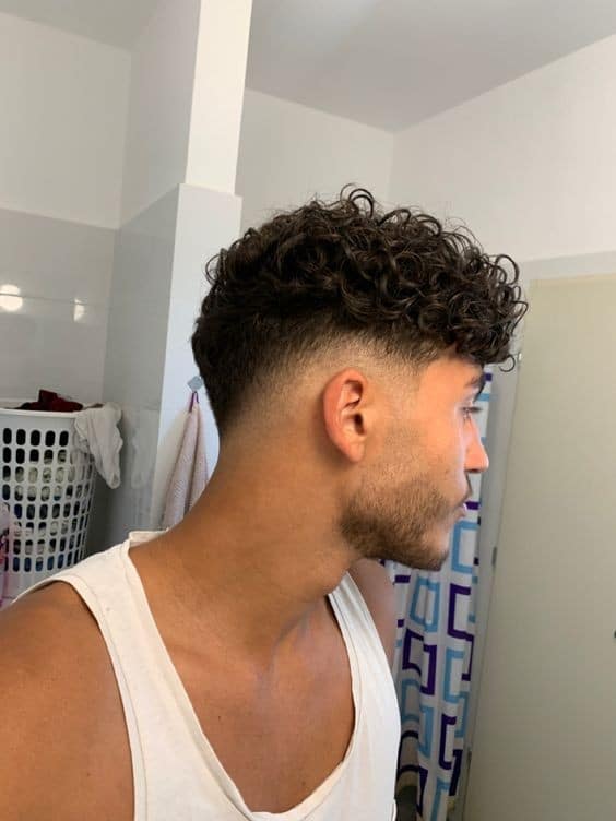 25 coupes de cheveux bouclés pour hommes 4