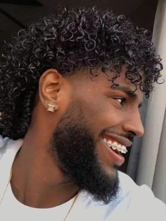 25 coupes de cheveux bouclés pour hommes 3