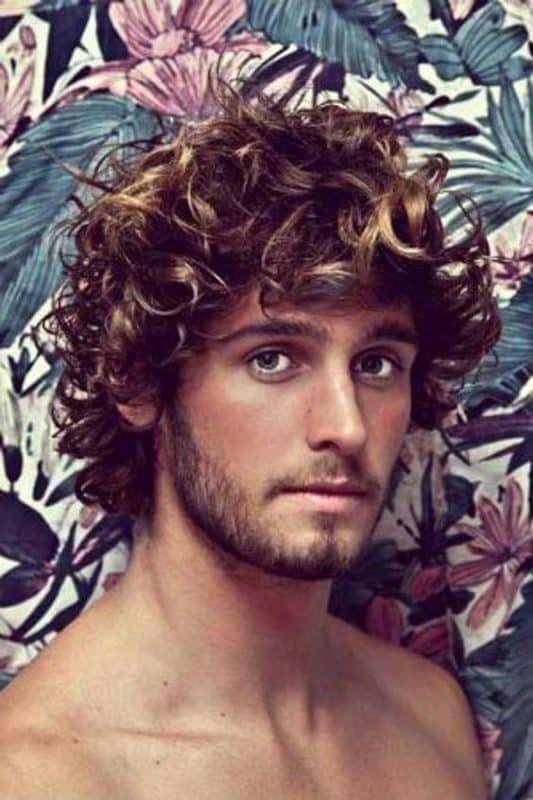 25 coupes de cheveux bouclés pour hommes 6