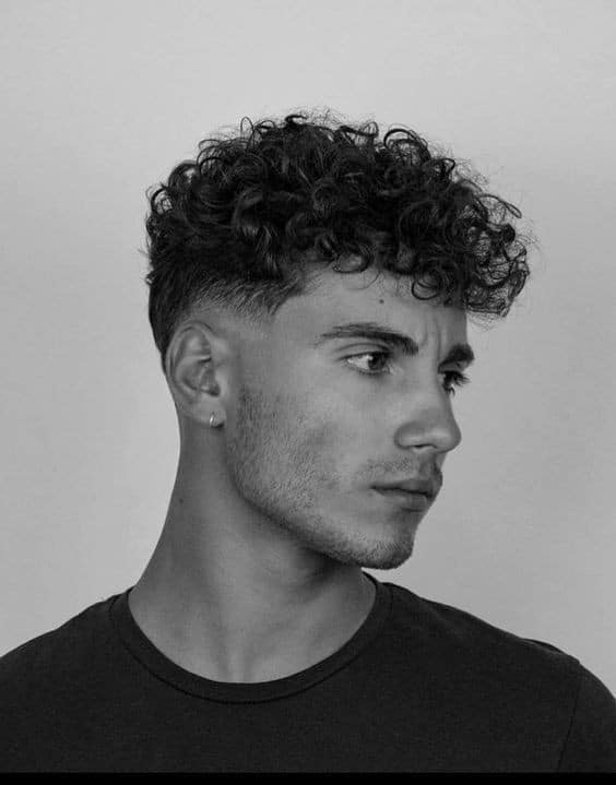 25 coupes de cheveux bouclés pour hommes 10