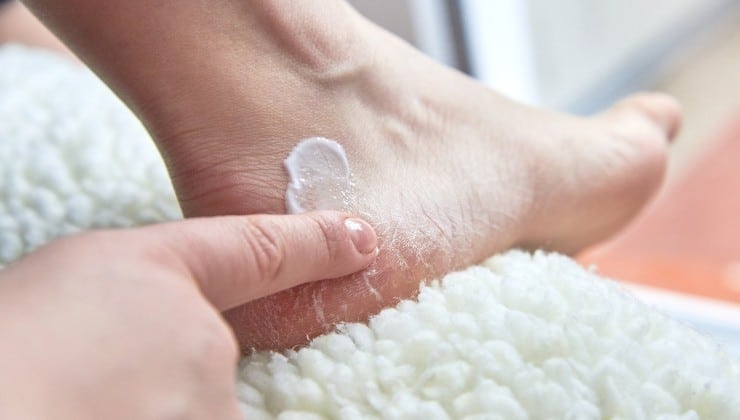 Talons fissurés ? Dites adieu aux crevasses avec l'astuce de la bougie ! 3