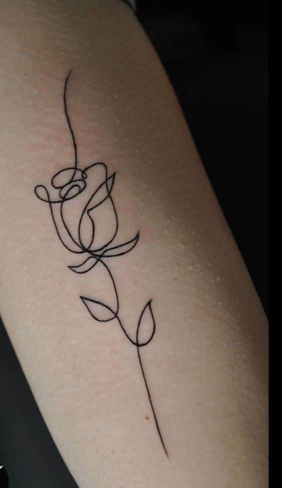 22 Tatouages minimalistes bras pour femme 14