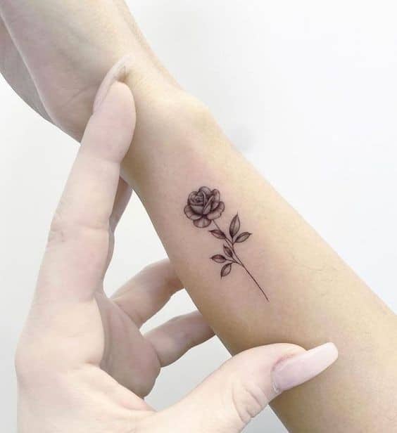 22 Tatouages minimalistes bras pour femme 9