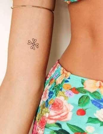 22 Tatouages minimalistes bras pour femme 19