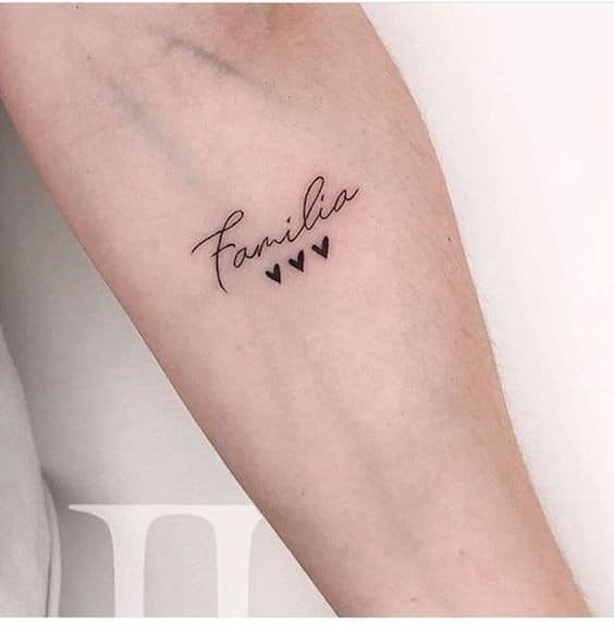 22 Tatouages minimalistes bras pour femme 20