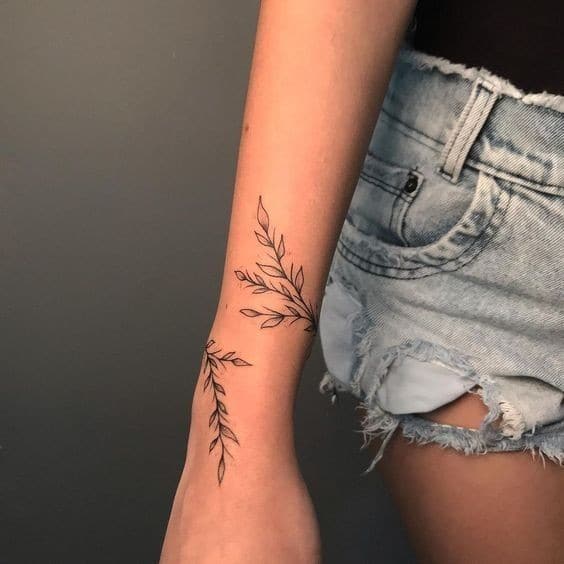 22 Tatouages minimalistes bras pour femme 21