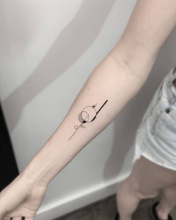 22 Tatouages minimalistes bras pour femme 4