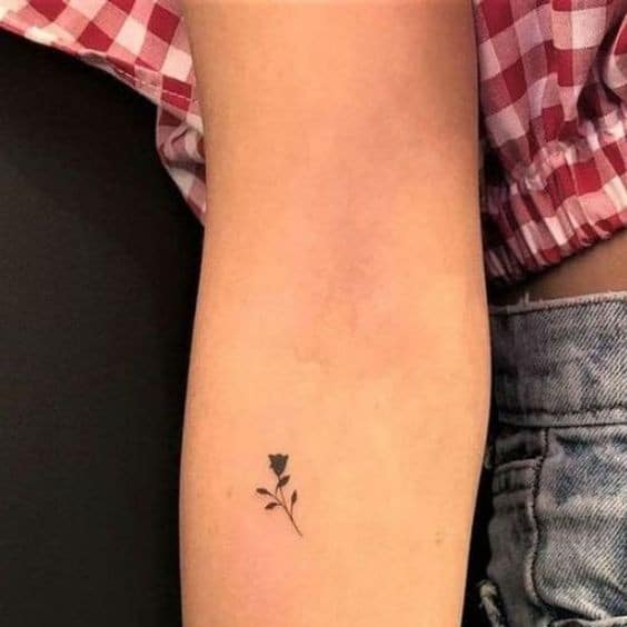 22 Tatouages minimalistes bras pour femme 10