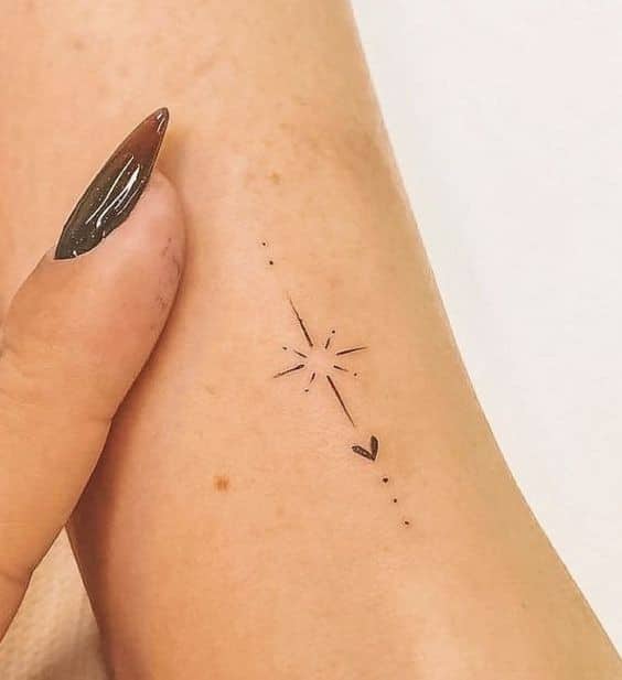 22 Tatouages minimalistes bras pour femme 1