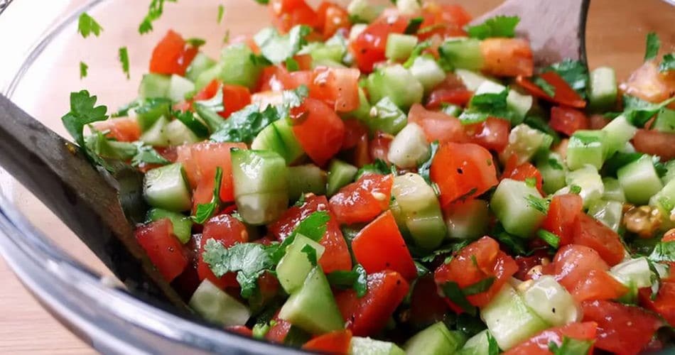 La recette ultime : une salade diurétique pour un ventre plat 2