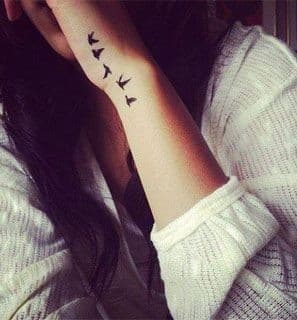 22 Top idées de tatouages main pour femme en 2023 3