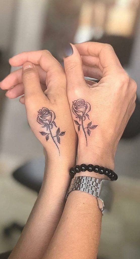 22 Top idées de tatouages main pour femme en 2023 13