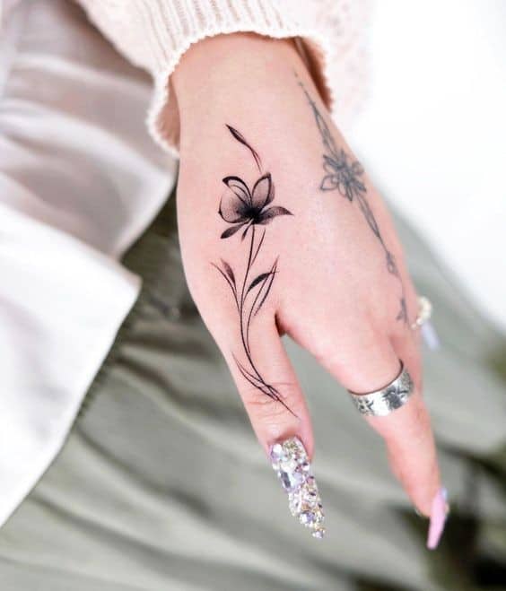 22 Top idées de tatouages main pour femme en 2023 15