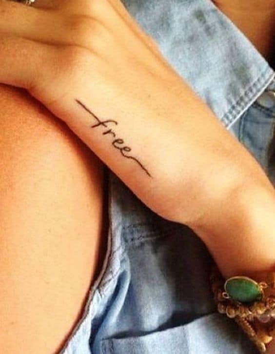 22 Top idées de tatouages main pour femme en 2023 17