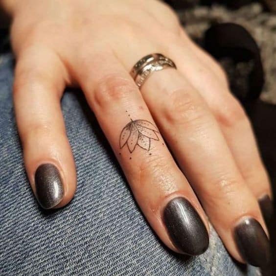 22 Top idées de tatouages main pour femme en 2023 20