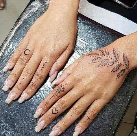 22 Top idées de tatouages main pour femme en 2023 4