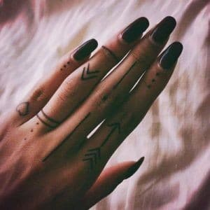 22 Top idées de tatouages main pour femme en 2023 6