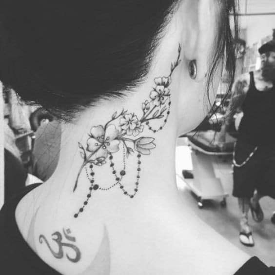 17 Styles de tatouages nuque femme & leurs significations 5