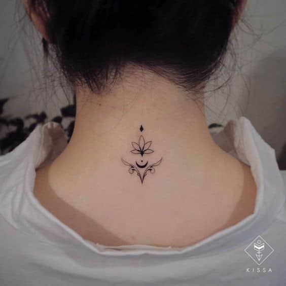 17 Styles de tatouages nuque femme & leurs significations 7