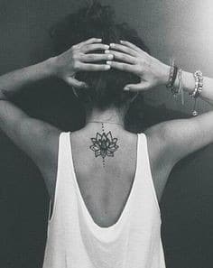 17 Styles de tatouages nuque femme & leurs significations 9