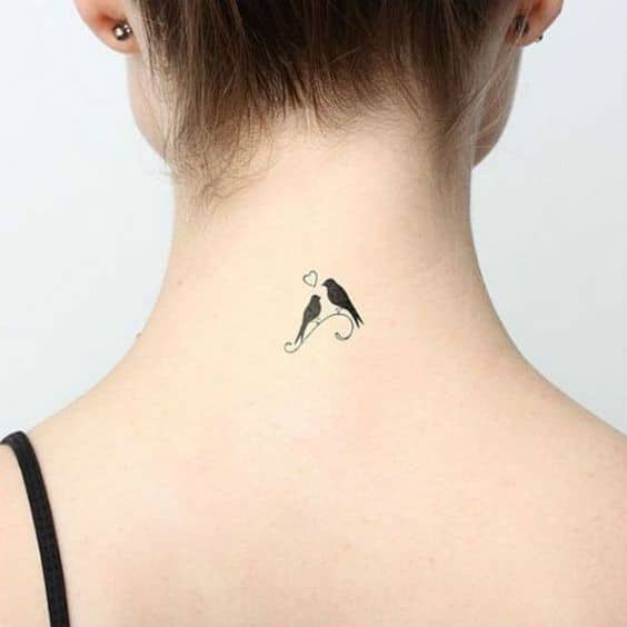 17 Styles de tatouages nuque femme & leurs significations 10