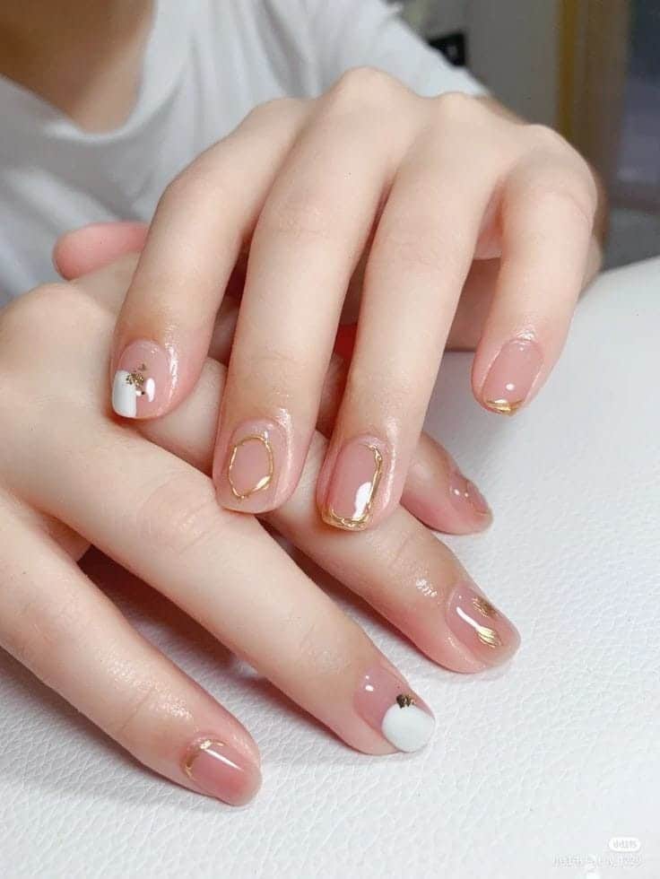 21 Idées pour décorer vos ongles dans les tons nude 11