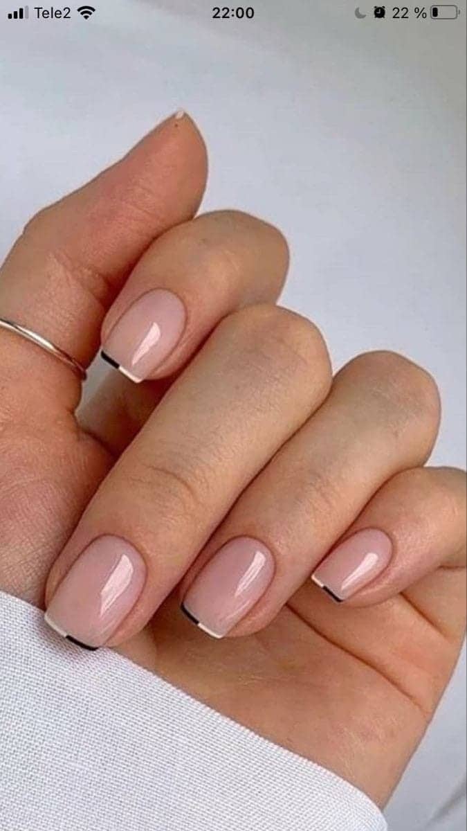 21 Idées pour décorer vos ongles dans les tons nude 15