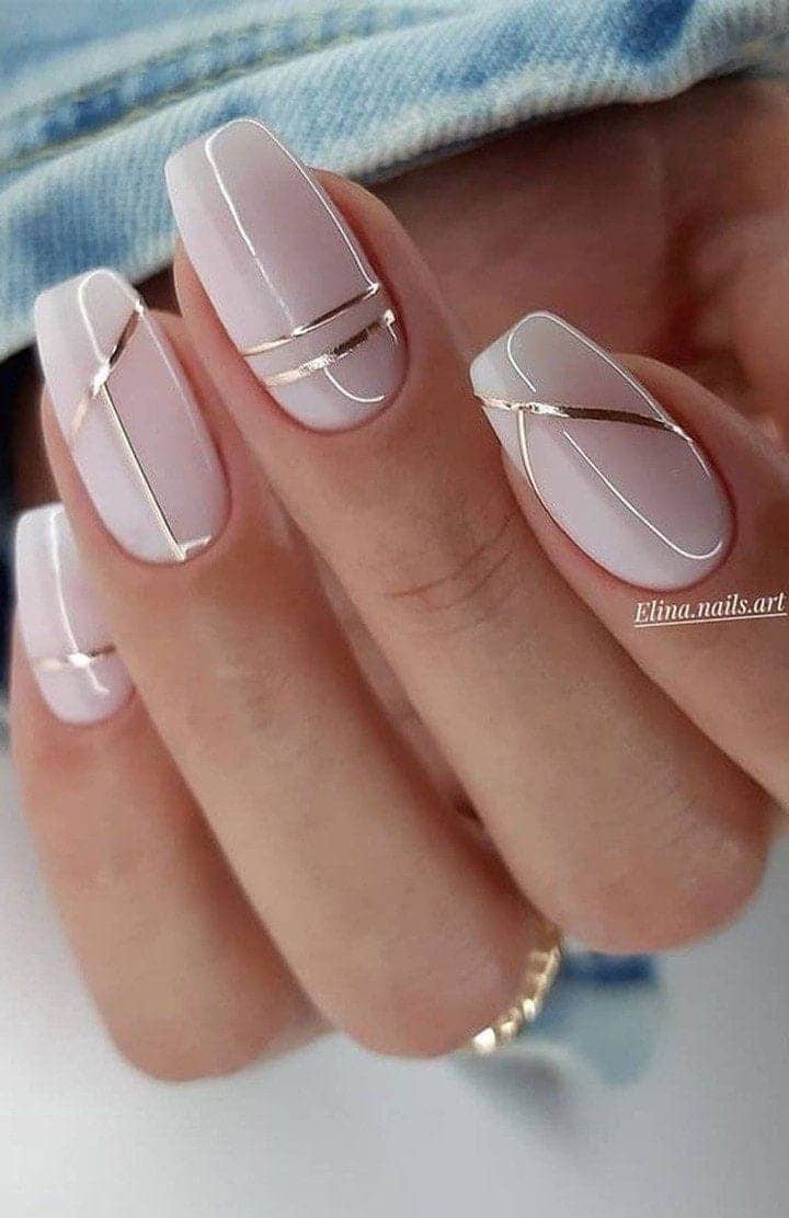 21 Idées pour décorer vos ongles dans les tons nude 18