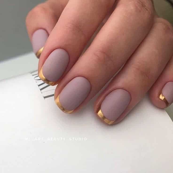 21 Idées pour décorer vos ongles dans les tons nude 21