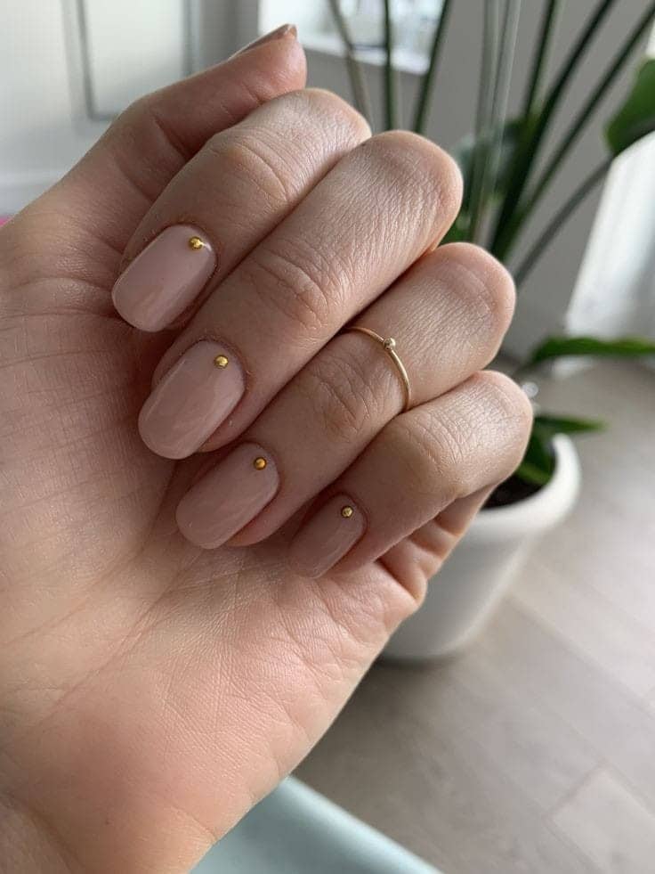 21 Idées pour décorer vos ongles dans les tons nude 7