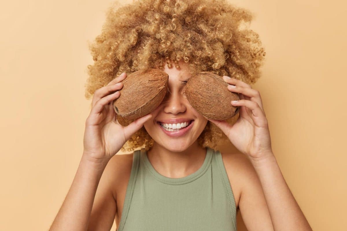 Huile de Coco: L’Élixir Tropical pour des Boucles Hydratées et Éclatantes en Un Clin d’Œil 1