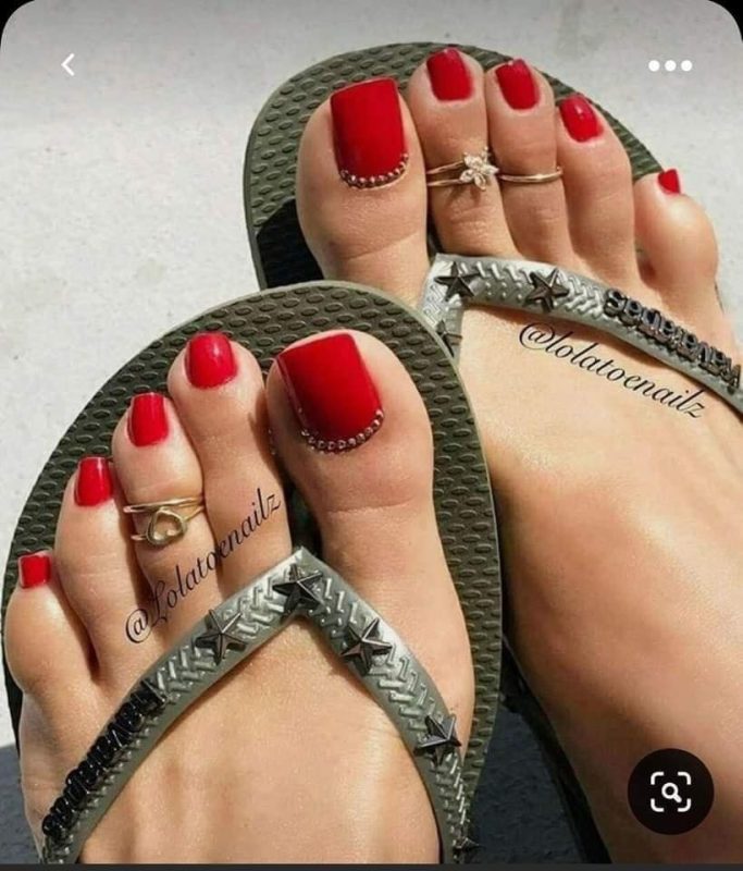 17 Idées de Pédicures Rouges Pour Embellir les Pieds 9