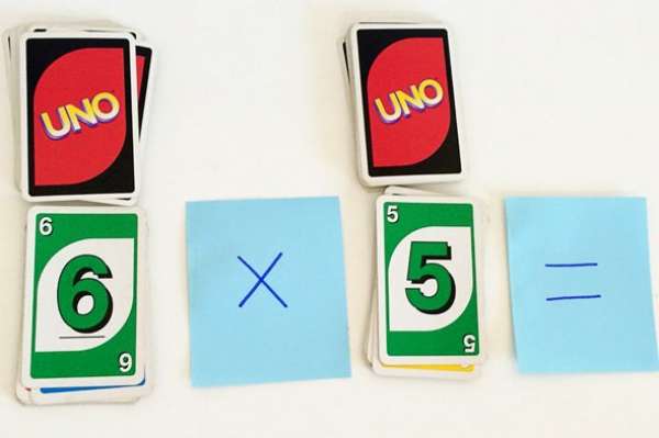 Les additions, les soustractions, les multiplications et les divisions avec des cartes UNO