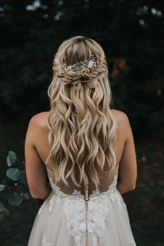 25 Coiffures de mariage glamours pour cheveux longs lachés 4